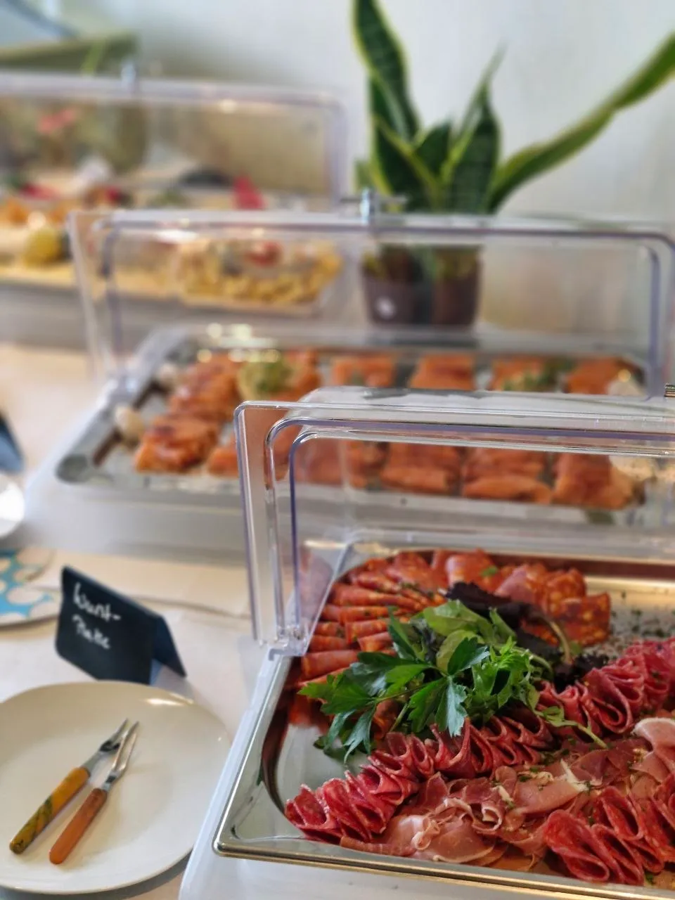 Wurstplatte am Frühstücksbuffet im HuGo