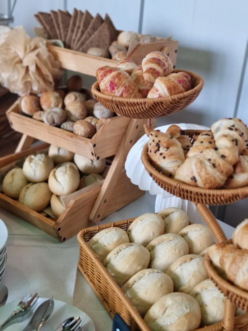 Brötchen, Croissants und Brot am Frühstücksbuffet im HuGo