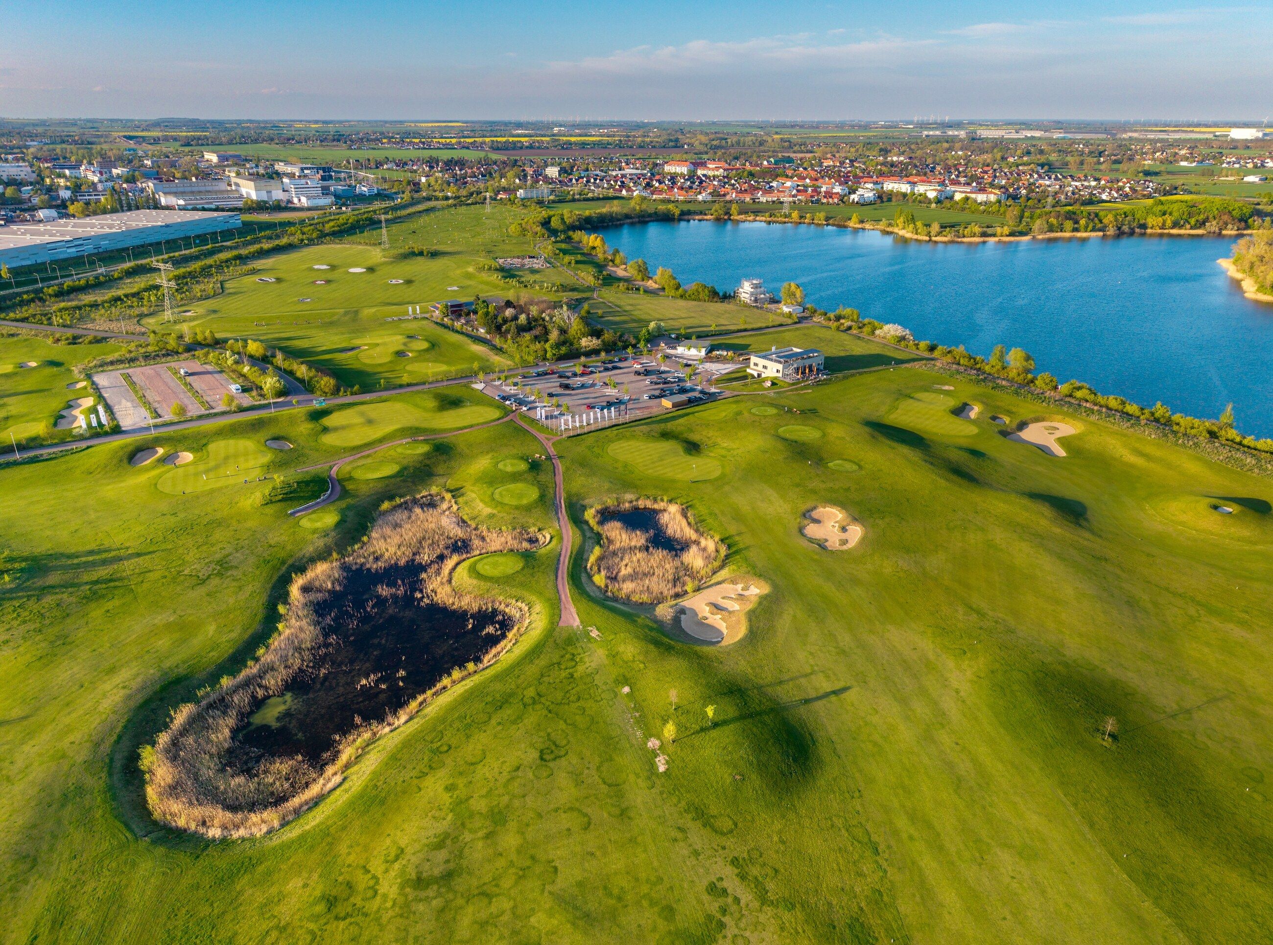 Luftbild vom Hufeisensee: Golfplatz, Wasser und das HuGo am Ufer