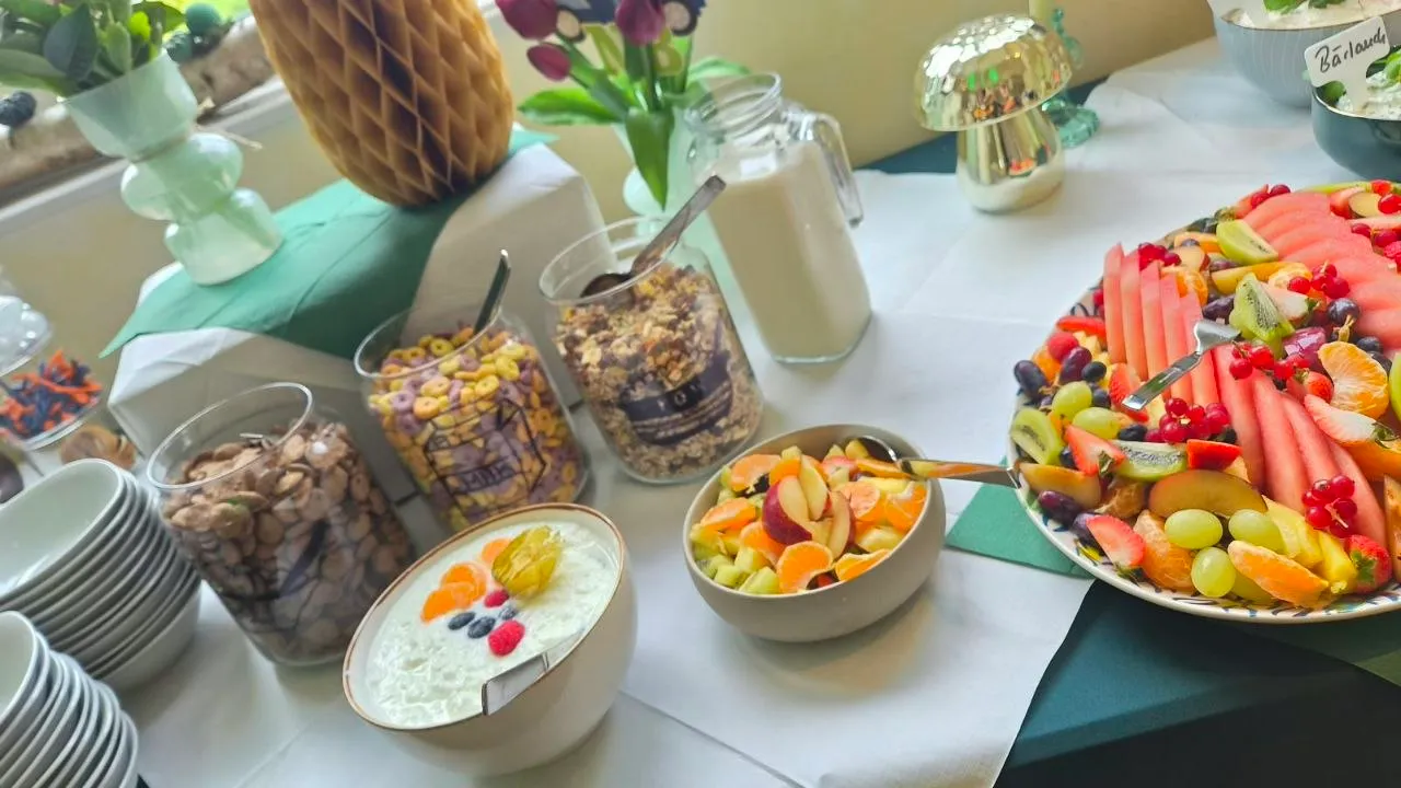 Frühstücksbuffet im HuGo mit Müsli, Joghurt und frischem Obst