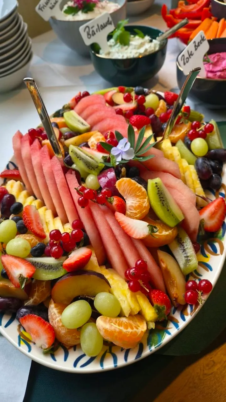 Obstplatte und Aufstriche am Frühstücksbuffet im HuGo